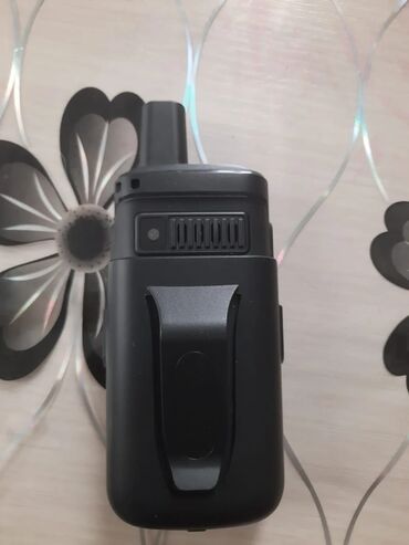 Tulumlar: SQ93mini modeli, kiçik ölçülü mobil telefon, qara rəngdə. Cihazın