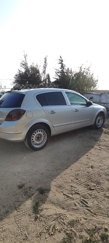 Boşqablar: Opel Astra H – 54qapılı hetçbek - Kuzov: gümüşü rəng, 5 qapı, arxa