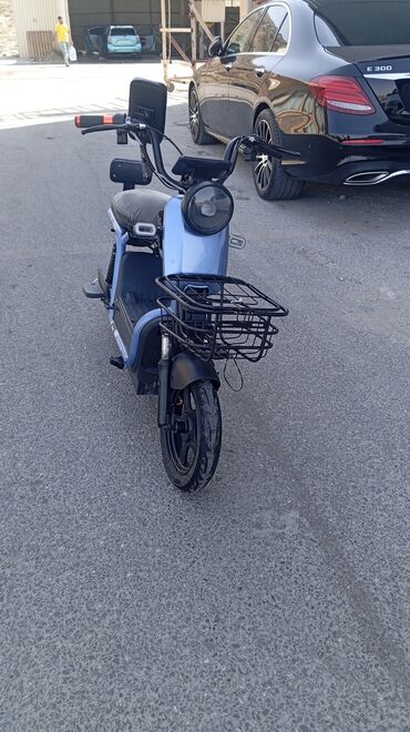 iki tekerlekli scooter: Tokla isleyir.Teze kimi qalib.pult sisdemi.Tam dolu.zaryatka