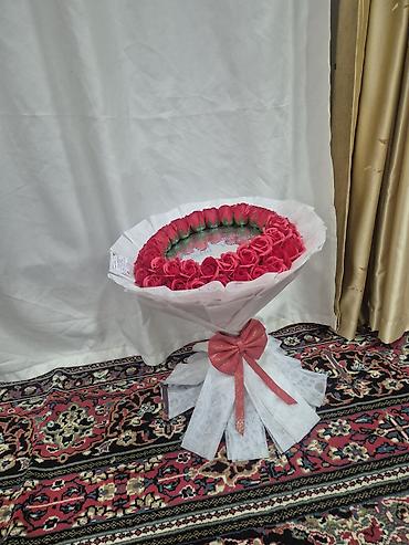 ucuz gul buketleri: Gül buketi – güzgülü kompozisiya - Dairəvi güzgü əsaslı dekorativ — 4