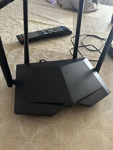 Modemlər və şəbəkə avadanlıqları: Wi‑Fi marşrutizatoru – 4 antenalı, qara korpus Xüsusiyyətlər: - 4 — 3