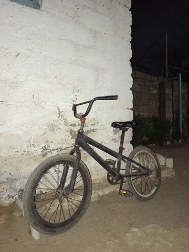 Nərdlər: Bu, qara rəngli, bəsit dizaynlı bir BMX velosipedidir. Möhkəm
