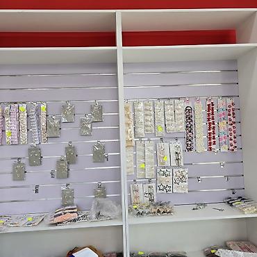 optik vitrin: Gözəllik və şəxsi qulluq məhsulları üçün tam təchizatlı vitrin. Qiymət — 6