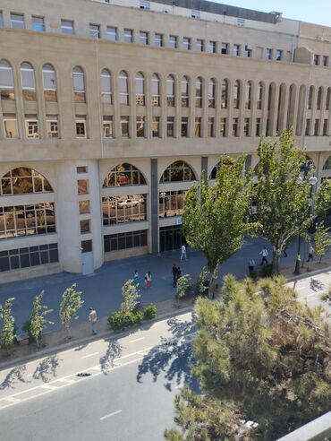 binə: Elmlər metrosu ilə üzbəüz, Qoç ət restoranının üstündə 4 mərtəbəli