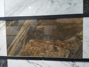 qonaq otagi ucun divar kagizlari: Təbii daş görünüşlü böyük format keramik plitə - Dizayn: qəhvəyi