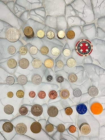 kağız pullar: Müxtəlif ölkə və dövrlərə aid xırda pullar. köhnə kagiz pullarda var — 2