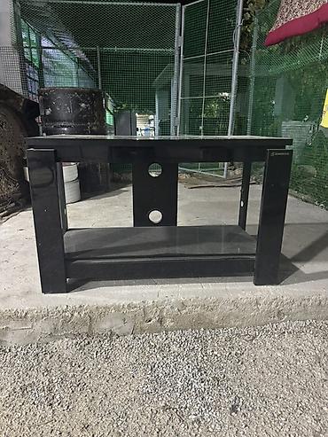 suse masa: Qara TV/stend masası - Material: Şüşə rəflər və möhkəm metal/kombinə — 1