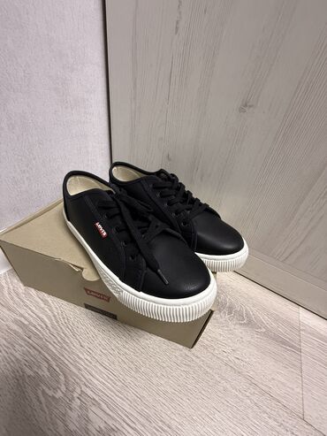 женская обувь и одежда: Кроссовкалар, 38, Levi's, Жаңы, түсү - Кара, Өзү алып кетүү, Акысыз жеткирүү, Акылуу жеткирүү