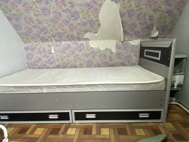 одна спальный кровать: Спальный гарнитур, цвет - Серый, Б/у