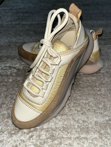 обувь 34 размер: Новые кроссовки с турции, очень удобные в бежевой расцветке;) на ногах