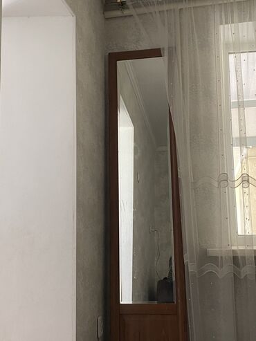 зеркала напольные: Зеркало в полный рост в деревянной раме коричневого цвета. Нижняя