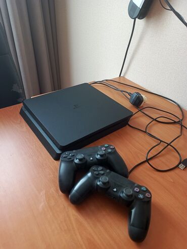 Oyun diskləri və kartricləri: Məhsul: PlayStation 4 Slim oyun konsolu Təsvir: - Qara rəngli PS4