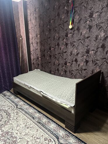 Односпальная кровать, Б/у, С матрасом, Дерево, длина - 85 см