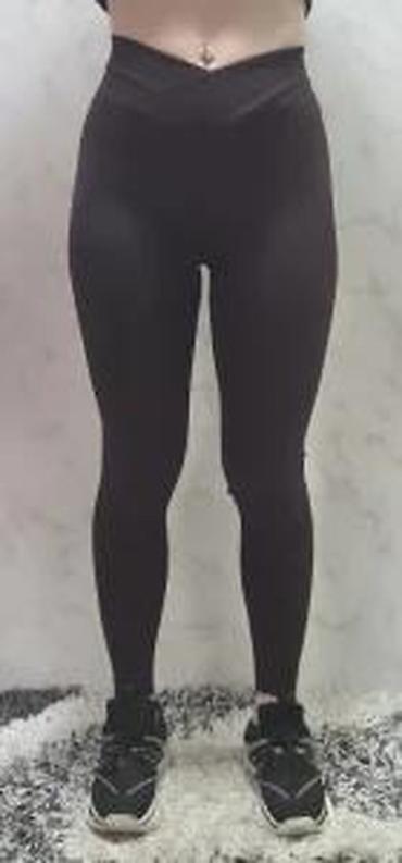 Helanke, biciklistički šortsevi: Ženske helanke tamne boje sa rebrastom teksturom. Karakteriše ih visok — 23