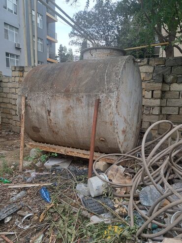 Soyutma və qızdırma sistemləri: Metall yanacaq/su çəni - Material: qalın divarlı polad - Forma
