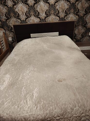 tek yataq: Двуспальная кровать