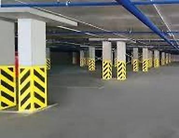 car parking: Подземная парковка в современном многоуровневом паркинге. - — 3