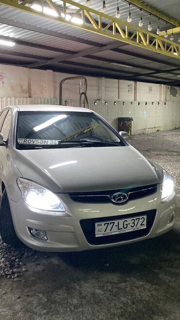 Hyundai: Hyundai i30 CRDi, gümüşü rəng, hetçbek kuzov. Xüsusiyyətlər: - Dizel — 10