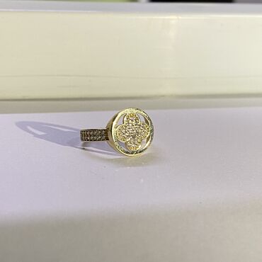 кольцо золотое: Кольцо из желтого золото 585 пробы, вес 2.2 грамма, размер 17.5, новое