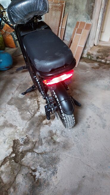 ikinci el motosiklet: Təzədir.Alınıb ama heç işlədilməyib.3 nəfərlikdir