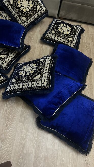 james kelly постельное белье: Продаются подушки Серые почти новые на приданное 6 штук Синие