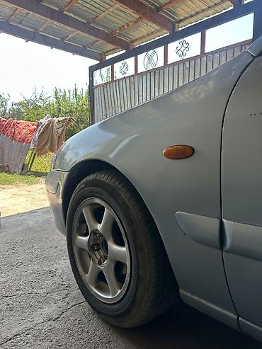 Унаа сатуу: Mazda 626: 2000 г., 2 л, Кол менен иштөөчү, Бензин, Хетчбек — 3