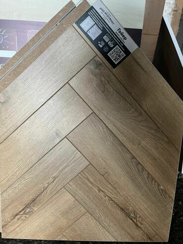 qara suvaq yoxsa agdag: Herringbone naxışlı parket effekti verən keramoqranit/plitə paneli. -