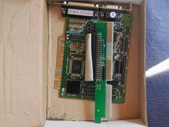 Masaüstü kompüterlər və iş stansiyaları: Köhnə Sony komputer və hissələri. sistem bloku, disketler, kalonka — 20