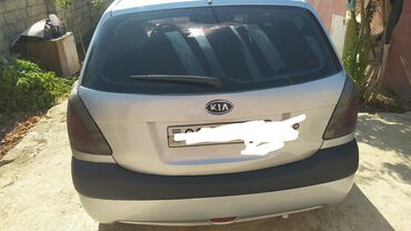 Kia: Kia Rio hatchback – gümüşü rəngdə, kompakt və qənaətcil şəhər — 15