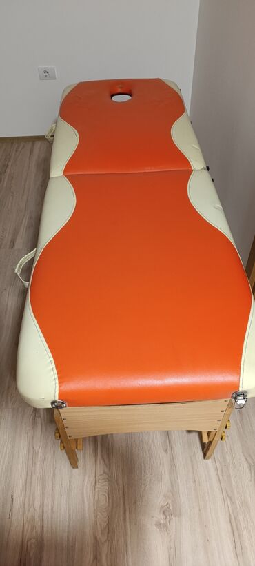 stolica za tusiranje za invalide: Jako kvalitetan sto za masazu ili druge medicinske i estetske tretmane