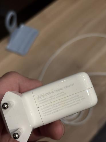 Apple MacBook: Orijinal Apple 67W adapter və MagSafe kabeli satılır. MacBook Air — 2