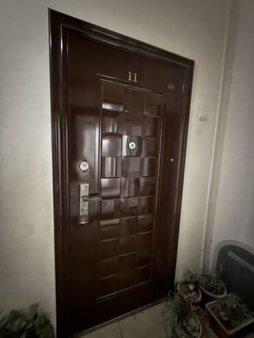 Qızdırıcı və isidicilər: Dəmir giriş qapısı – qəhvəyi rəng, dekorativ şaxmatvari panellə