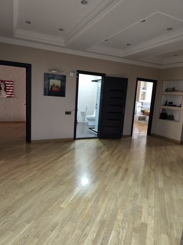 Uzunmüddətli kirayə mənzillər: Geniş və işıqlı mənzil Satilir - Planlama: geniş dəhliz, böyük yataq — 11