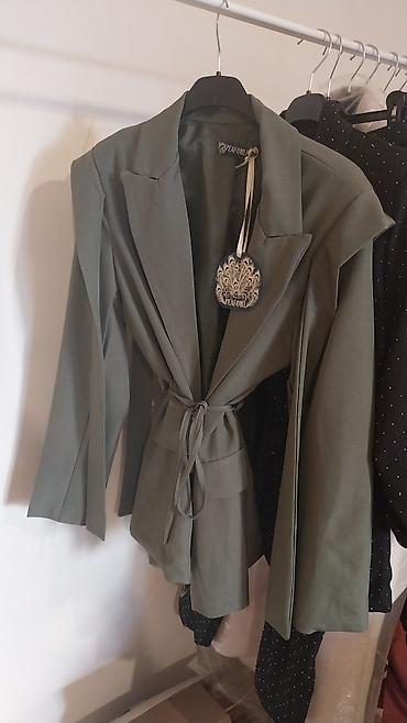 bluza balmain: Ženski komplet – sako i pantalone, maslinasto zelena boja — 2