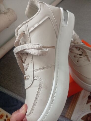 Women's Sneakers and athletic shoes: Женский кроссовка свет айвари почти новая,только один раз одевала