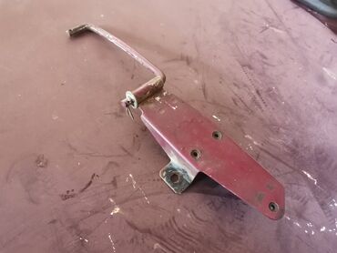 Auto delovi: Drzac prednje haube Lada 21213,21214 Niva br.1. Polovno, ocuvano — 3