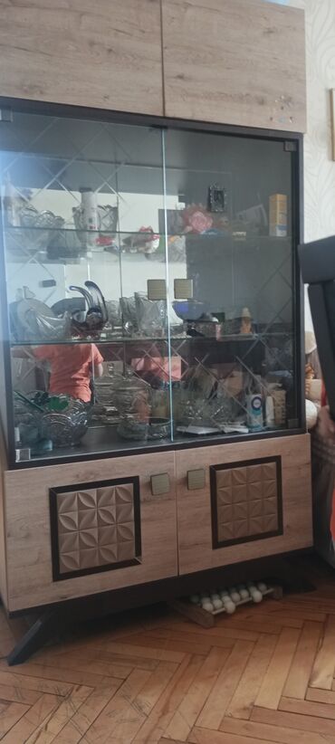 Biznes üçün program təminatı: Şüşəli dolab vitrini