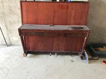 Пианино: Upright pianino. Belarus - Korpus: tünd qəhvəyi ağac korpus, klassik
