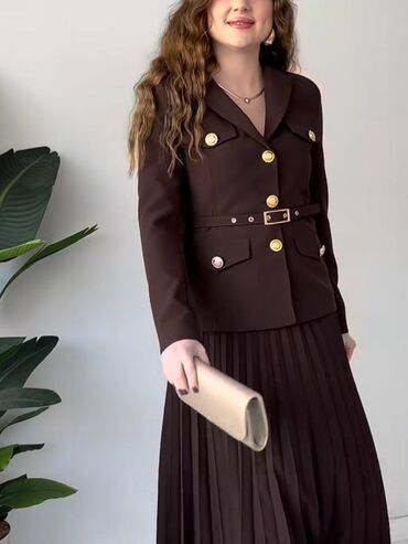 Dəstlər, kostyumlar: Qadın dəst – qızılı düyməli pencək və pliseli ətək - Model: İki — 9