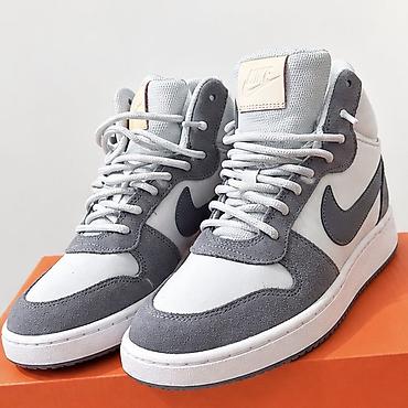 haraci patike: Nike visoke patike – sivo/belo - Model: visoki košarkaški stil sa — 2
