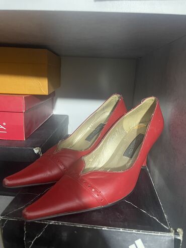 Туфли: Размер: первые 5 фото 35-36 
6-10 фото 36 
11 фото 37 — 8