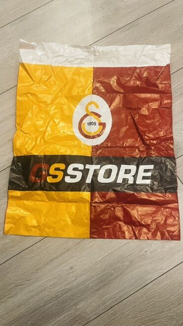 Nərdlər: Galatasaray futbol komandasının rənglərində, sarı və qırmızı rənglərdə