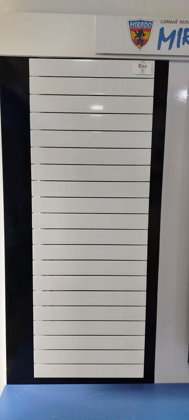 Kombilər: Ağ rəngli şaquli slatwall panel - Material: möhkəm MDF/laminat səth