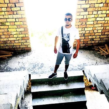 Обшивка лестниц: Монолитная лестница из бетона, выполненная в прямом марше, имеет — 7