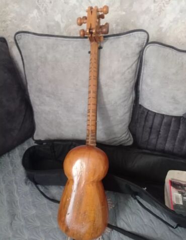 Tar: Tar — ənənəvi Azərbaycan simli musiqi aləti. Xüsusiyyətlər: - Korpus — 6