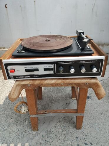 Другая аудиотехника: Продаются: 1-проигрыватели грампластинок по 1000 сом. 2- катушечный — 3