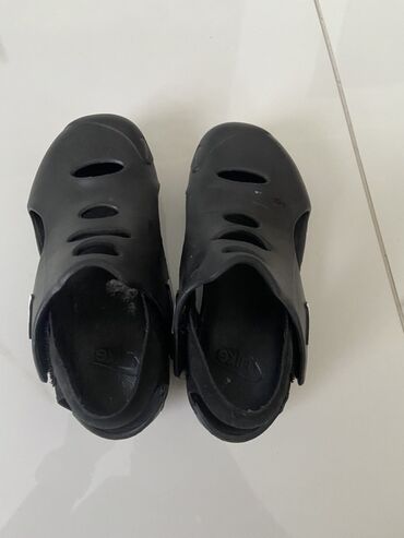 Patike: Komplet dečije obuće koji uključuje bele sportske patike sa čičak — 18