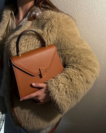 сумка miu miu: Женская сумка-тоут с верхней ручкой и длинным плечевым ремнем -