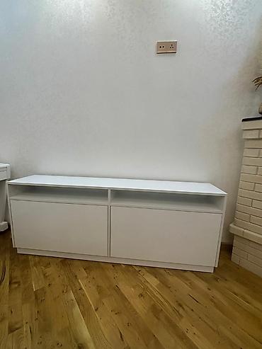 tv alti: Ağ rəngli, müasir üslubda hazırlanmış bu TV stendi hər növ interyerə — 4