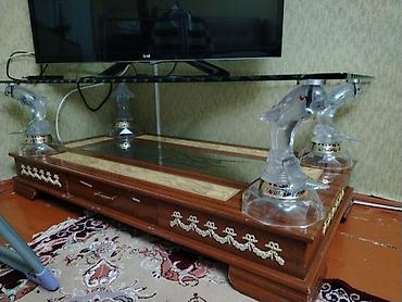 TV altlığı: İşlənmiş, Düz TV altlığı, Polkalı, Şüşəli — 1
